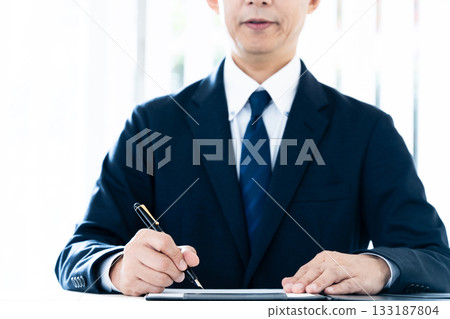 businessman with pen 133187804