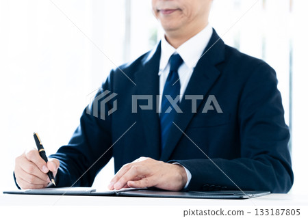 businessman with pen 133187805