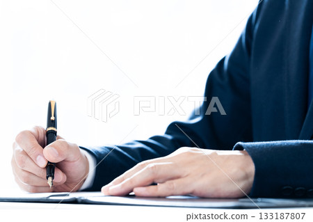 businessman with pen 133187807