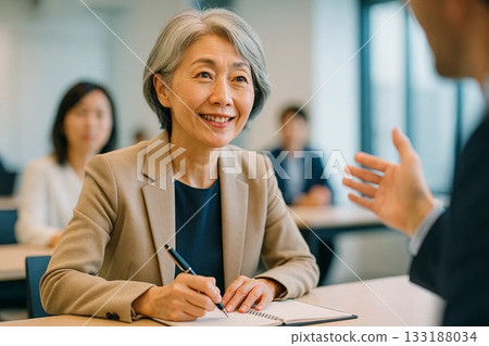 老年女性參加研討會重新學習 133188034