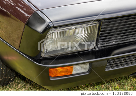 Headlight of the old car 133188093