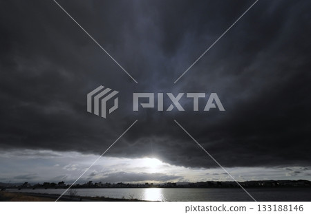 冬日清晨，變幻莫測的天空和河流，雲朵變幻莫測，超廣角鏡頭，聚焦天空，240216am 133188146