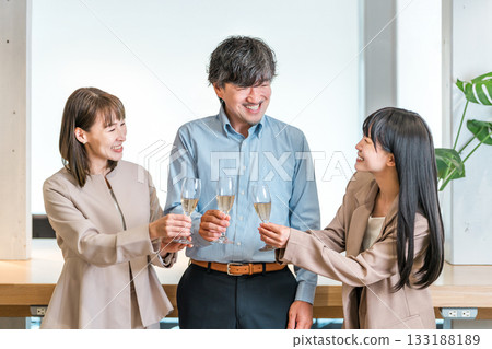 Businessmen and businesswomen holding champagne and lining up in the office (teamwork, rally, victory party) 133188189