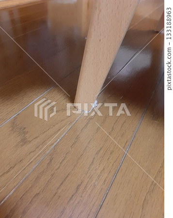 放在木地板上的椅子上有污垢 放在木地板上的椅子上有污垢 133188963