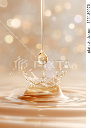 一瓶晶瑩剔透、閃閃發光的滴落式美容精華液的圖片 一瓶晶瑩剔透、閃閃發光的滴落式美容精華液的圖片 133189076