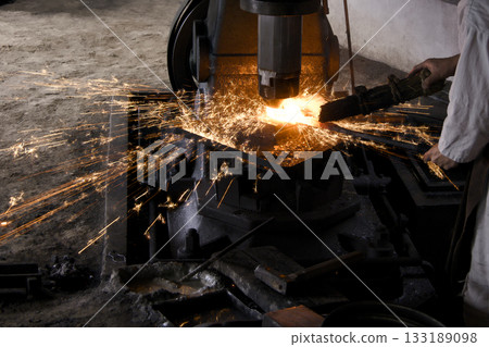 刀匠手工打造日本刀 133189098