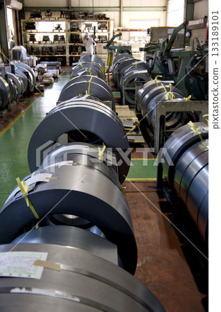 存放成捲鋼板的倉庫 133189101