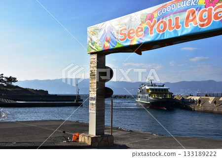 熱海市初島港、高速渡輪和迎賓門 133189222