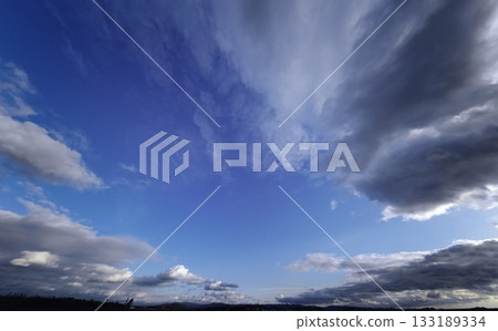 冬季傍晚，天空和城市景觀中動態擴散的雲層，超廣角鏡頭，聚焦天空，下午2:20 2:06 133189334