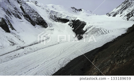 White snow covering a mountain glacier valley. Media 133189659