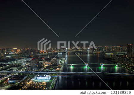 橫跨城市的彩虹橋夜景 133189839