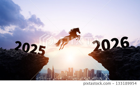 一匹駿馬躍過山谷，奔向2026年。 2026年馬年象徵。可用於商業用途的新年賀卡素材。 133189954