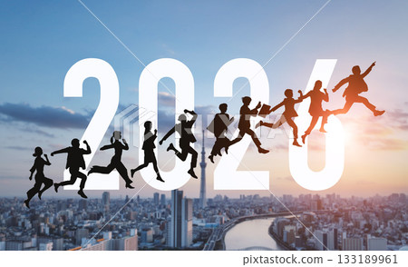 人們在城市背景下跳躍。 2026新年圖片。商務新年賀卡素材。 人們在城市背景下跳躍。 2026新年圖片。商務新年賀卡素材。 133189961