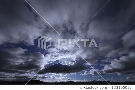 湛藍天空中，雲朵動態舒展。冬季。超廣角。聚焦天空。凌晨 240226。 133190052