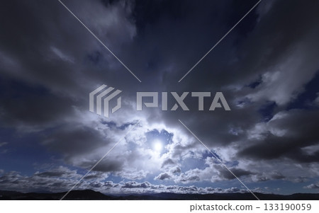 湛藍天空中，雲朵動態舒展。冬季。超廣角。聚焦天空。凌晨 240226。 133190059
