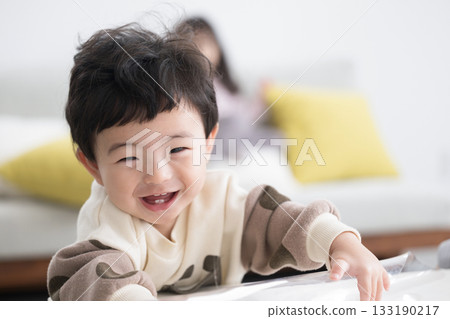 可愛的寶寶站著,看著鏡頭,可愛的寶寶長牙了 可愛的寶寶站著,看著鏡頭,可愛的寶寶長牙了 133190217