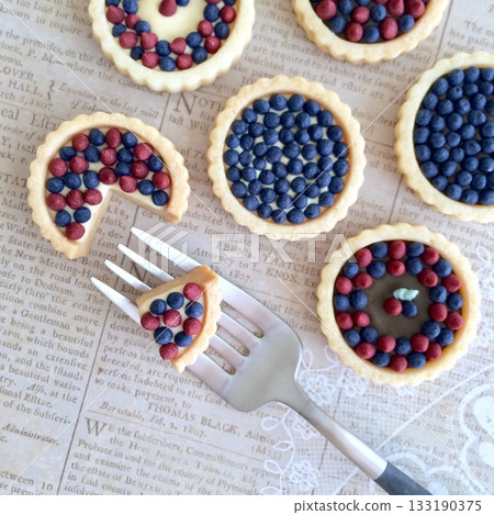 Tart icing cookies 133190375