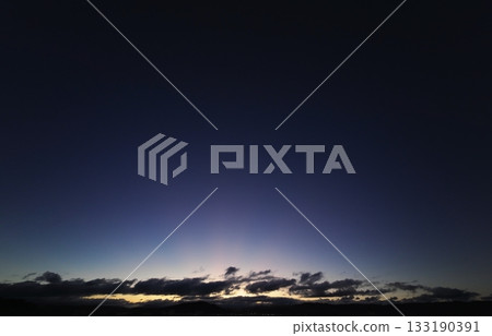 神秘的黎明天空，光線穿透雲層，冬日，超廣角鏡頭，聚焦天空，凌晨2點26分 133190391