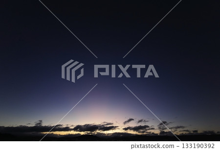 神秘的黎明天空，光線穿透雲層，冬日，超廣角鏡頭，聚焦天空，凌晨2點26分 133190392