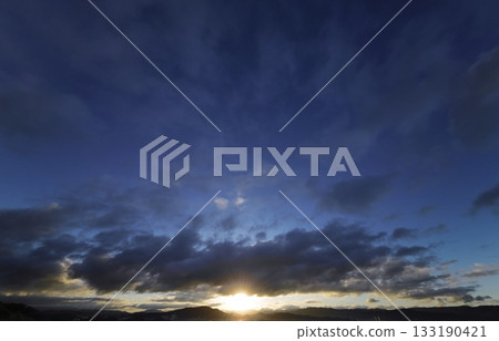 清晨，天空澄澈，雲彩變幻莫測。冬日。超廣角鏡頭。聚焦天空。凌晨2點26分 133190421