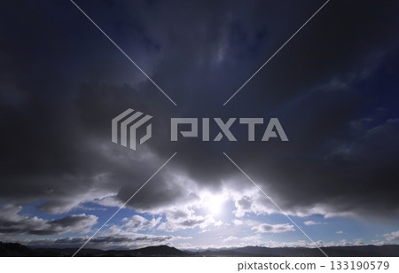 清晨,天空澄澈,雲彩變幻莫測。冬日。超廣角鏡頭。聚焦天空。凌晨2點26分 清晨,天空澄澈,雲彩變幻莫測。冬日。超廣角鏡頭。聚焦天空。凌晨2點26分 133190579