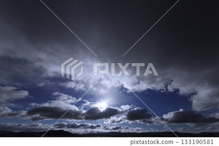 清晨,天空澄澈,雲彩變幻莫測。冬日。超廣角鏡頭。聚焦天空。凌晨2點26分 清晨,天空澄澈,雲彩變幻莫測。冬日。超廣角鏡頭。聚焦天空。凌晨2點26分 133190581