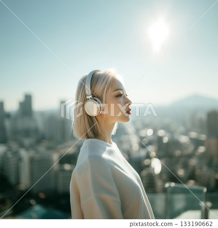 聽音樂的婦女的檔案 133190662