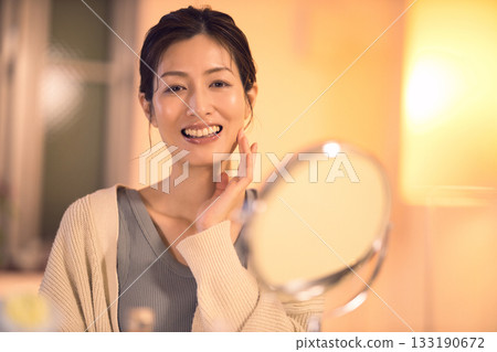 中年婦女夜間護膚 133190672