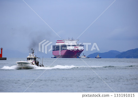 A huge container ship arrives at port 133191015