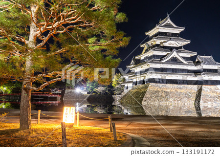 長野縣松本城夜景 133191172