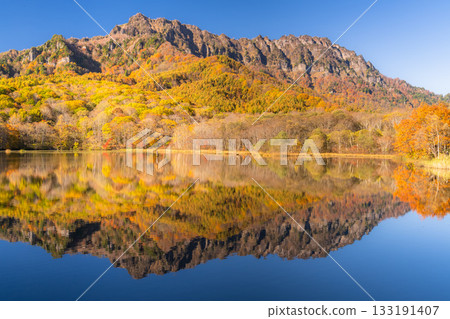 Nagano Prefecture: Kagami Pond and Togakushi at the peak of autumn foliage Nagano Prefecture: Kagami Pond and Togakushi at the peak of autumn foliage 133191407