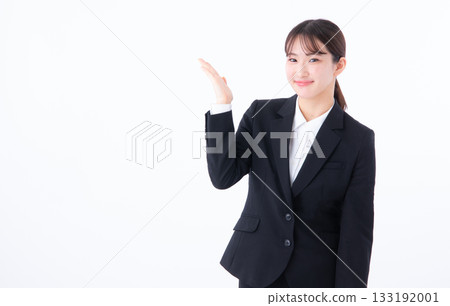 一位穿著西裝的年輕女子引導 133192001