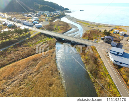 秋末時分，從空中俯瞰北海道八雲町熊石市相沼川河口附近的景色。 133192278