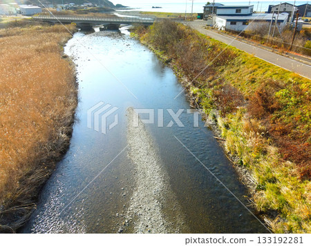 秋末時分，從空中俯瞰北海道八雲町熊石市相沼川河口附近的景色。 133192281