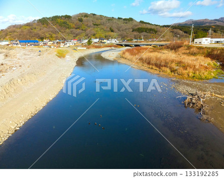 秋末時分，從空中俯瞰北海道八雲町熊石市相沼川河口附近的景色。 133192285