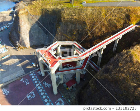 秋末時分，北海道乙部町玄和台海灘泳池的鳥瞰圖 133192723