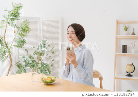 Woman eating salad 133192784
