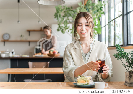 亞洲女性在咖啡館吃三明治當午餐/早午餐/早餐 133192799