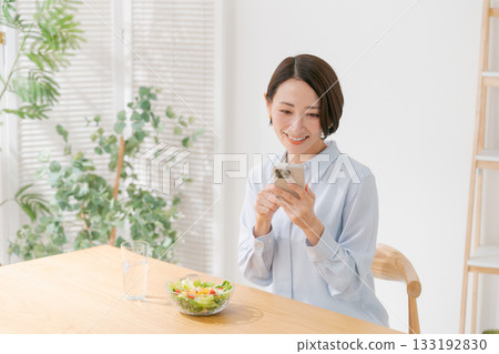 女人吃沙拉 女人吃沙拉 133192830