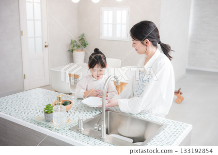 Parents who cook in the kitchen 133192854