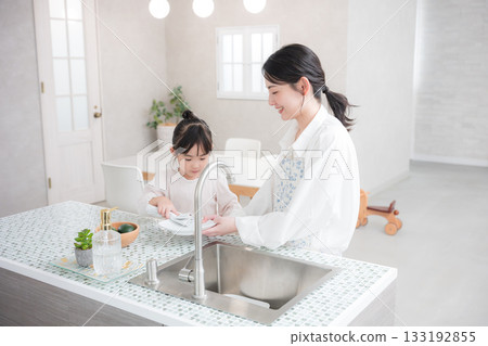 Parents who cook in the kitchen 133192855