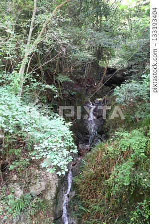 岡山縣高橋市宇山溪的一處小型瀑布 133193404