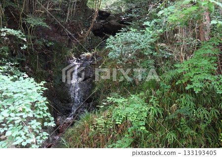 岡山縣高橋市宇山溪的一處小型瀑布 岡山縣高橋市宇山溪的一處小型瀑布 133193405