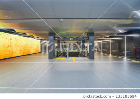 大阪地鐵夢島站－大廳巨型LED影像 133193694