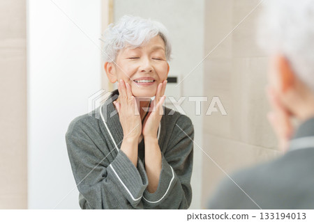 做護膚的資深婦女 133194013