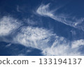 晴朗藍天中的捲雲 133194137