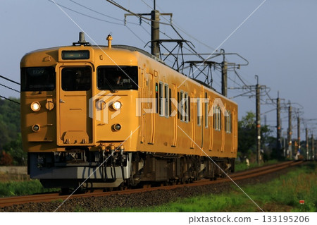 115系列車正在白眉線上運行 133195206