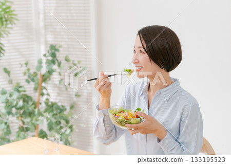 Woman eating salad Woman eating salad 133195523