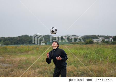 一名男子正在練習足球頭球 133195680