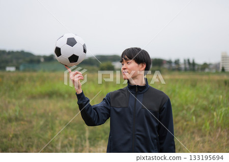 一位足球運動員的微笑肖像 133195694